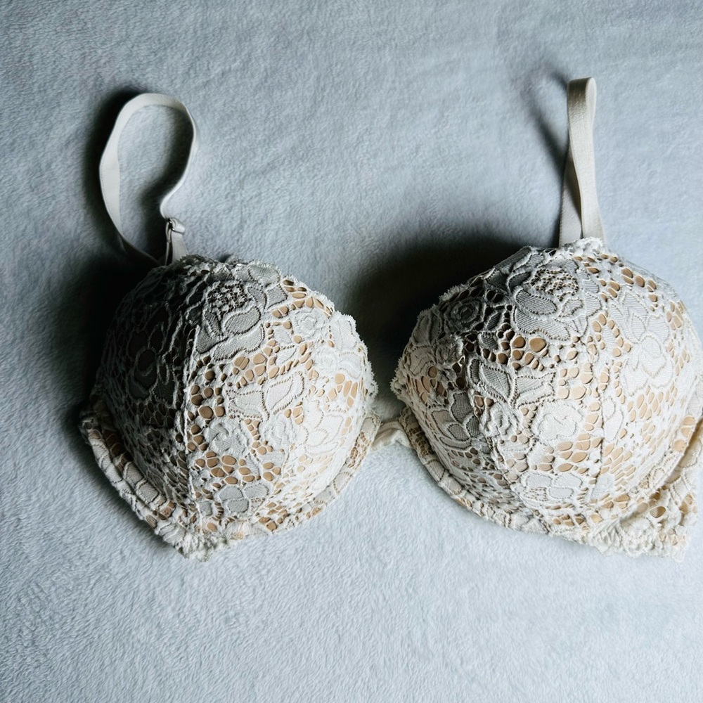 Victoria's Secret Lace Very Sexy Push-up Bra in Cream 34D